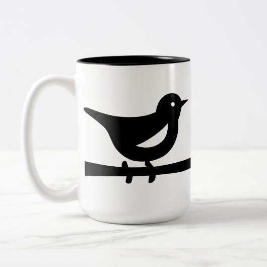 Perched Bird on Branch in Monochrome Zweifarbige Tasse (Links)