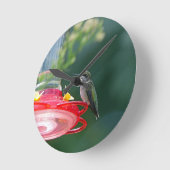 Perched Hummingbird Runde Wanduhr (Winkel)