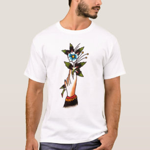 Percy wässert Hand durch leichtes T-Shirt