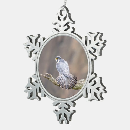 Peregrine Falcon im Palisades Interstate Park Schneeflocken Zinn-Ornament (Rechts)