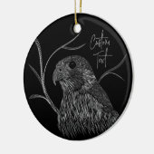 Peregrine Falcon in Baumzweigen mit Handschrift Keramik Ornament (Links)