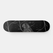 Peregrine Falcon in Baumzweigen mit Handschrift Skateboard (Horizontal)