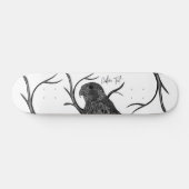 Peregrine Falcon in Baumzweigen mit Handschrift Skateboard (Horizontal)