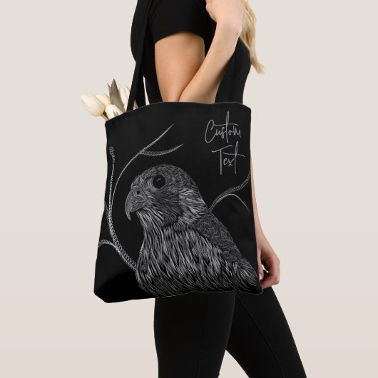 Peregrine Falcon in Baumzweigen mit Handschrift Tasche (Von Nahem)
