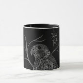 Peregrine Falcon in Baumzweigen mit Handschrift Tasse (Zentrum)