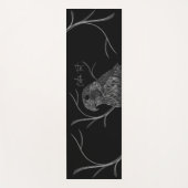 Peregrine Falcon in Baumzweigen mit Handschrift Yogamatte (Vorderseite)