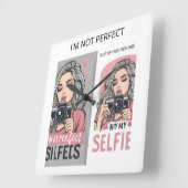 Perfect Girl Quadratische Wanduhr (Winkel)