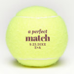 Perfect Match Personalisierte Burgundy Wedding Tennisbälle<br><div class="desc">Die Perfect Match Personalisierte Custom Tennis Ball Gastgeschenke Hochzeiten mit fett-trendigen Schriftart hat ein Herz auf der Rückseite in jeder Farbe, die Sie wählen, und Platz für die Initialen des Paares und Hochzeitstag. Im burgundischen Rotmaron mit rotem, rosafarbenem Herzen dargestellt, aber alle Farben können mit dem Template Editor von Zazzle...</div>