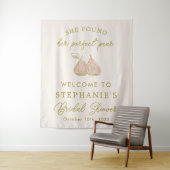 Perfect Pear Bridal Shower Fabric Welcome Sign Wandteppich (Beispiel)