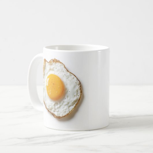 Perfekt gefriertes Ei mit knusprigen Kanten und Go Kaffeetasse (Vorderseite Links)