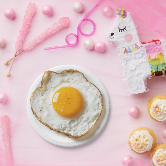 Perfekt gefriertes Ei mit knusprigen Kanten und Go Pappteller (Party)