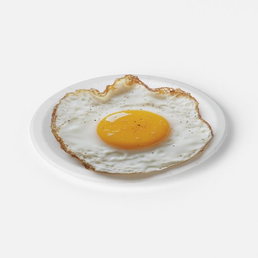 Perfekt gefriertes Ei mit knusprigen Kanten und Go Pappteller (Schrägansicht)