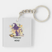 Perfekt gekickt - Schwarze Hexenkatze Schlüsselanhänger (Rückseite)