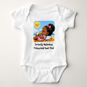 Perfekt melanisiert - Sonnenbadendes Baby Mädchen Strampler