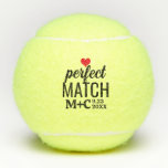 Perfekt passende Bachelorette Dusche Gastgeschenke Tennisbälle<br><div class="desc">Das Perfect Match Personalisierte Custom Tennis Ball Brautparty, Junggeselinnen-Abschied oder Gastgeschenke Hochzeiten mit einem einfachen, modernen, minimalistischen trendigen Typografie-Design mit Kalligraphie-Handschrift und einer Mischung aus großen Sans-Serif- und Blasenserf-Schriftart und Platz für die Initialen und Hochzeitstag des Paares. Aquamarin und rosa dargestellt, aber alle Farben können mit dem Vorlageneditor von Zazzle...</div>