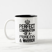 Perfekte Kombination aus Prinzessin und Kriegerin Zweifarbige Tasse (Links)