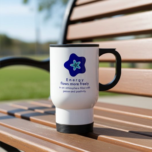 Perfekte Mischung aus Stil und Positivität, blaue Reisebecher