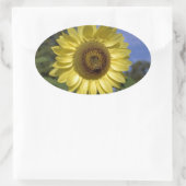 Perfekte Sommersonnenblume in blauem Himmel. Ovaler Aufkleber (Tasche)