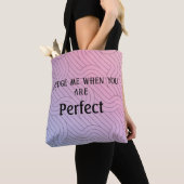 Perfekte Tasche für das Urteil, rosa Lila Abstrakt (Von Nahem)