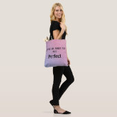 Perfekte Tasche für das Urteil, rosa Lila Abstrakt (Am Model)