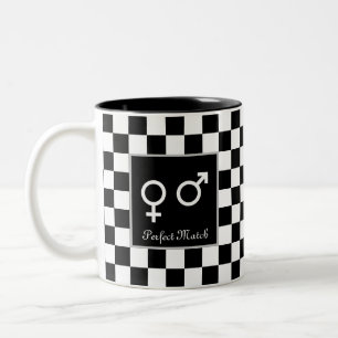 Perfekte Übereinstimmung auf Schwarz-Weiß-Schach Zweifarbige Tasse