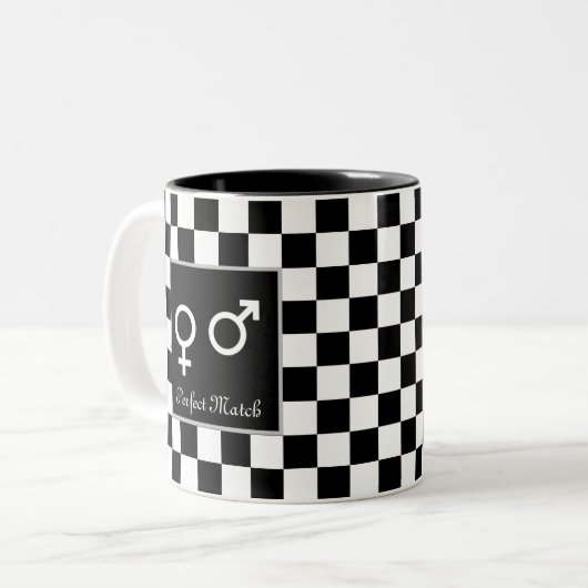 Perfekte Übereinstimmung mit Schwarz & Weiß Schach Zweifarbige Tasse (Vorderseite Links)