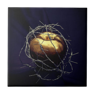 Perfekter goldener Apple auf einer Zeichenfolge Fliese
