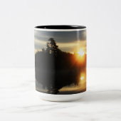 perfekter Sonnenaufgang Zweifarbige Tasse (Mittel)