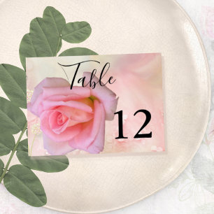 Perfektes Rosenspiel beim Hochzeitstisch Tischnummer