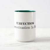 Perfektion ist das Aufschieben in Verhüllung Zweifarbige Tasse (Mittel)