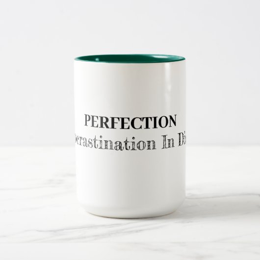 Perfektion ist das Aufschieben in Verhüllung Zweifarbige Tasse (Mittel)