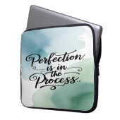 Perfektion ist im Prozess Option 2 Laptopschutzhülle (Vorderseite Links)