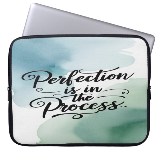 Perfektion ist im Prozess Option 2 Laptopschutzhülle (Vorderseite)