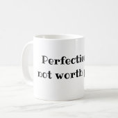 Perfektion ist nicht wert die Schmerz Kaffeetasse (Vorderseite Links)