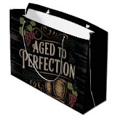 Perfektioniert mit rustikalem Barrel Theme Design Große Geschenktüte (Rückseite Schrägansicht)