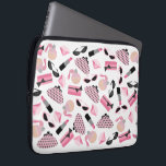 Perfume Purse Sunglasses Lipstick Electronics Bag Laptopschutzhülle<br><div class="desc">Eine Elektroniktasche, die einen Entwurf besteht aus rosa und schwarzer Retro Katzenaugen-Sonnenbrille, rosa Änderung kennzeichnet, schürzt mit grauen Tupfen, rosa Kupplung schürzt mit schwarzem Bogen, rosa Lippenstiften, rosa Edelsteinen und Flasche Parfüm mit rosa Zerstäuber.</div>
