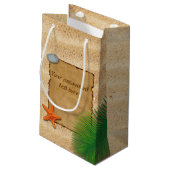 Pergament auf Sandgrund - Kleine Geschenktasche Geschenktüte (Rückseite Schrägansicht)