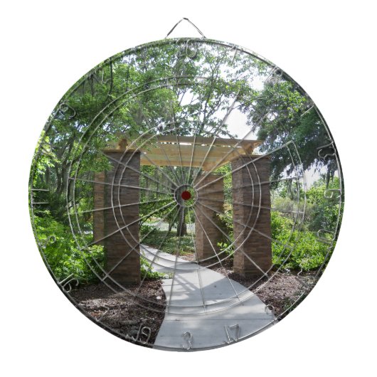 Pergola auf einem Weg Dartscheibe (vorne)