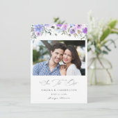 Peri und Lila florales Save the Date Foto (Stehend Vorderseite)