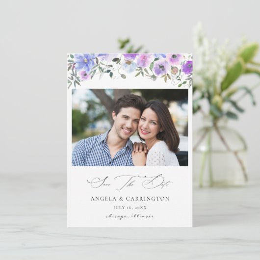 Peri und Lila florales Save the Date Foto (Stehend Vorderseite)