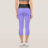 Periwinkle blau mit schwarzem Design Capri Legging (Rückseite)