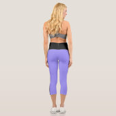 Periwinkle blau mit schwarzem Design Capri Legging (Rückseite)