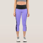 Periwinkle blau mit schwarzem Design Capri Legging (Vorderseite)