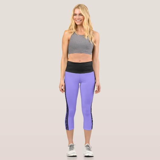 Periwinkle blau mit schwarzem Design Capri Legging (Vorderseite)