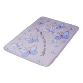 Periwinkle Blue Butterfly Flutter Lavender Grau Badematte (Schrägansicht)