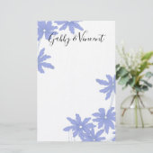 Periwinkle Blue Daisies on White Wedding Briefpapier (Stehend Vorderseite)