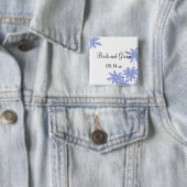 Periwinkle Blue Daisies on White Wedding Button (Beispiel)