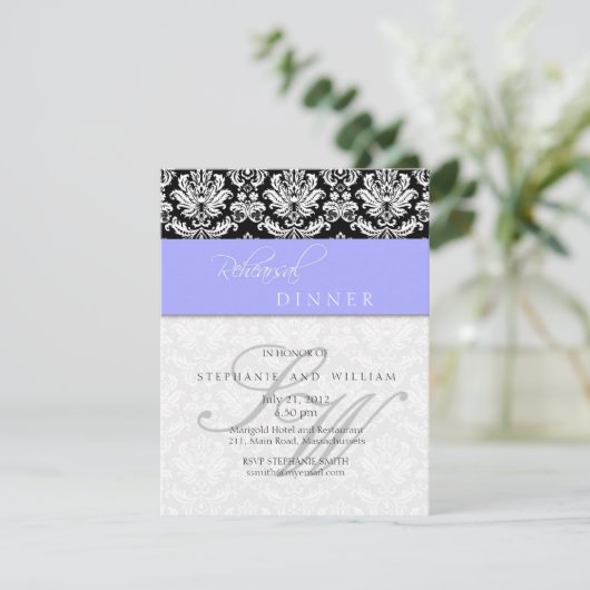 Periwinkle Blue Damask Monogram Probe Dinner Einladung (Stehend Vorderseite)