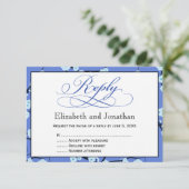 Periwinkle Blue Floral Reply RSVP Card Karte (Stehend Vorderseite)