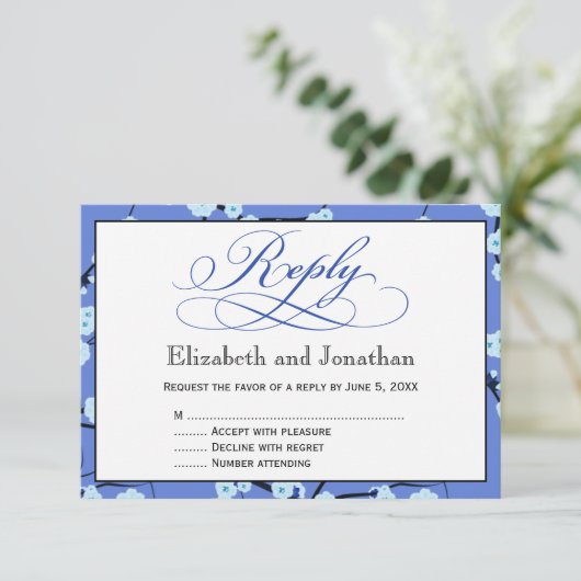 Periwinkle Blue Floral Reply RSVP Card Karte (Stehend Vorderseite)